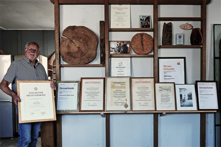 Rückblick auf ein erfülltes Berufsleben, Robert Klein hat sorgfältig Meisterbriefe, auch seiner Verwandten, und Urkunden zusammengestellt