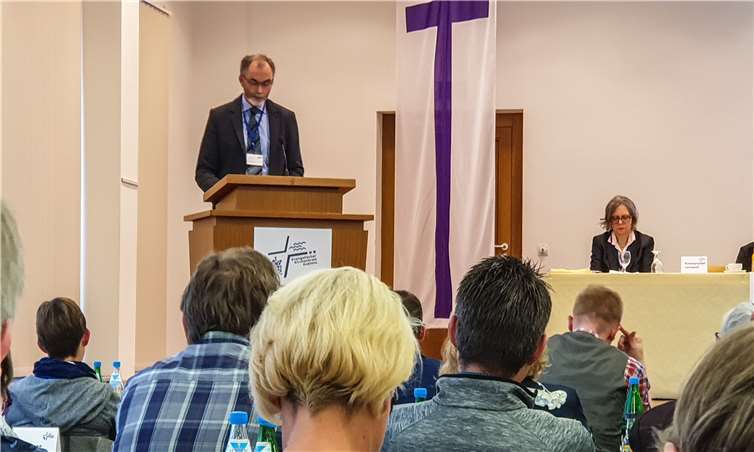 Rückblick und Ausblick - Superintendent Pfarrer Rolf Stahl legt seinen Bericht zur Kreissynode vor.