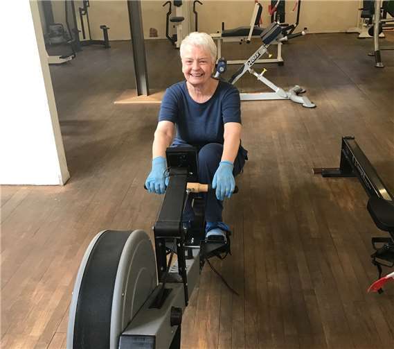 Rücken strecken, Beinmuskeln stärken und kräftig Rudern - das geht auch im Alter von über 80 noch, wie Ortrud Michler und Rita Becker direkt nach der Wiedereröffnung des Rheinbacher Sportparks beweisen. Fotos: Volkmar Michler