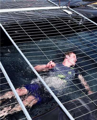 Rückenschwimmen hieß das neuste Hindernis, das die Teilnehmer bewältigen mussten.BURG