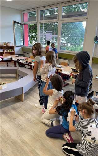 „Rückenstärken“: bei dieser Aktion klebte sich jedes Kind ein Puzzleteil auf den Rücken und erhielt sowie gab Rückmeldungen im Sinne von „Toll finde ich an dir…!“ Fotos: Grundschule Bodelschwingh