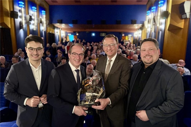 Rückenwind aus Berlin für die beiden Koblenzer Landtagskandidaten Philip Rünz und Andreas Birtel. Vor 250 interessierten Gästen streifte Bundesinnenminister Alexander Dobrindt einmal quer durch alle aktuellen politischen Themen. 