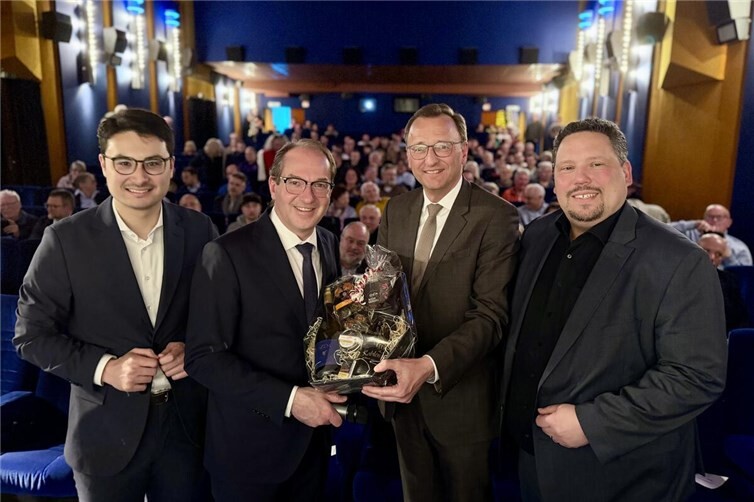 Rückenwind aus Berlin für die beiden Koblenzer Landtagskandidaten Philip Rünz und Andreas Birtel. Vor 250 interessierten Gästen streifte Bundesinnenminister Alexander Dobrindt einmal quer durch alle aktuellen politischen Themen.