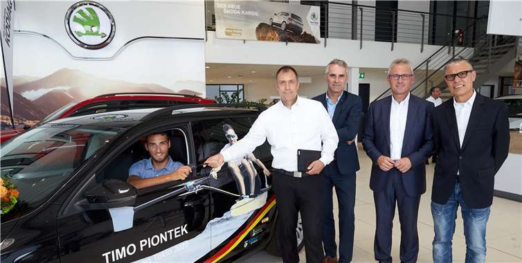 Rückenwind für Ruderer Timo Piontek: (v.l.) Heiko Vogel und Ralf Fondel von Löhr & Becker Automobile übergaben ihm den nagelneuen Skoda Oktavia in der Erdgasvariante. Von evm-Vorstandsvorsitzendem Josef Rönz gab es die passende Tankkarte dazu. Und Professor Peter Billigmann von der Regionalen Stiftung für Jugend und Sport unterstützt den Ruderer ebenfalls nach Kräften. evm/Frey