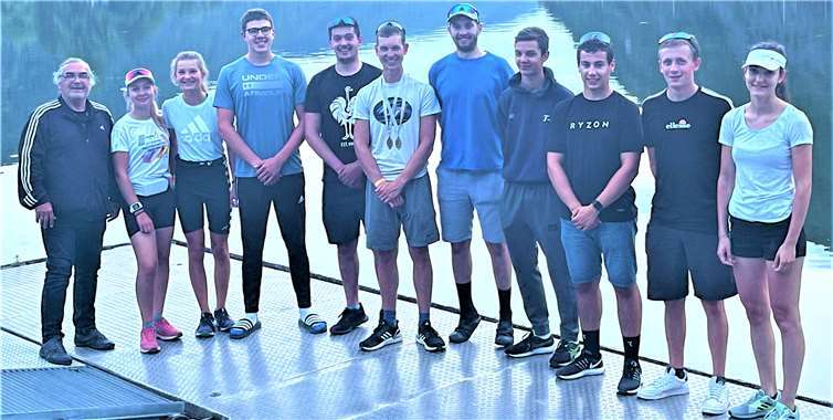 Rückkehr an die Mosel. Nach den Erfolgen bei den Deutschen Jahrgangsmeisterschaften stellen sich die erfolgreichen Sportler, Trainer und Betreuer, noch in der Dämmerung, einem gemeinsamen Foto, (v.l.n.r.) Michael Hippert, Eva Haible, Felicitas Welter, Christian Ilgen, Steffen Theisen, Simon Haible, Tim Bier, Felix Bischod, , Felix Diederichs, Julian Harwardt und Katharina Nitzsche.Fotos: privat