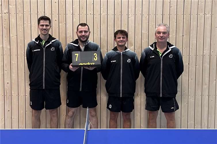 Rückkehr in heimische Halle und neuer Dress = erster Rückrundensieg: v.l. D. Jacquemien, K. Müller, M. Senger und G. Lenz. Quelle: TTF Remagen