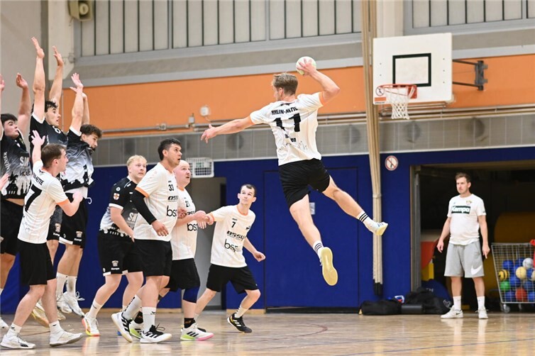 Rückraum-Shooter Mika Wissen setzt zum Wurf gegen den HC Koblenz an.