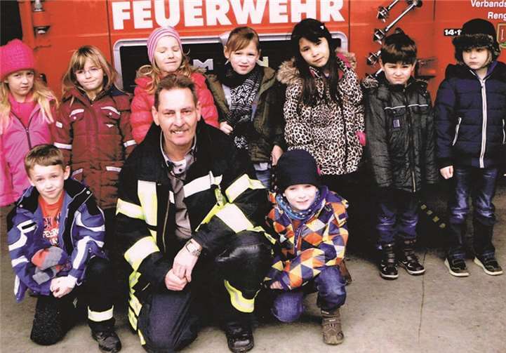 Rüdiger Curdes von der Feuerwehr Rengsdorf bot den Schulkindern der Ev. Kindertagesstätte Sonnenland eine spannende Einführung ins Thema Brandschutz. privat