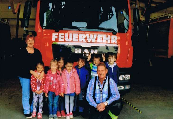 Rüdiger Curdes zeigte den Schulkinder auch die Feuerwehrfahrzeuge. privat