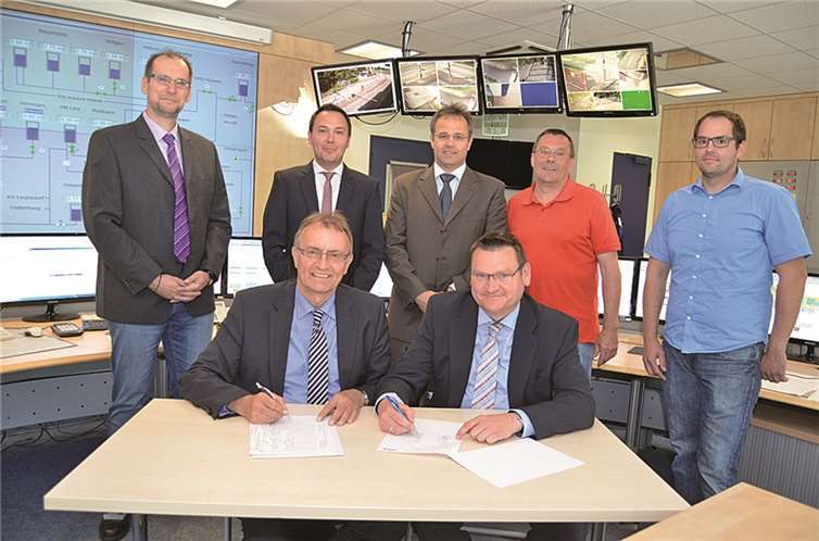 Rüdiger David, Immobilienmanager des Landkreises Neuwied, David Meurer Energiemanagementbeauftragter SWN, Frank Ackermann Geschäftsfeldleiter Techn. Querschnitt & Energiewende, Dieter Meeß, Michael Tröster Teamleiter Netzwirtschaft Sitzend von links: Landrat Rainer Kaul, SWN Geschäftsführer Stefan Herschbach.