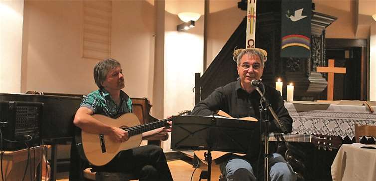 Rüdiger Dunkel (r.) und Ralf Veith (l.), hier bei dem Auftaktkonzert in ihrer Heimatkirche in Dinslaken am Niederrhein, nehmen ihre Zuhörerinnen und Zuhörer mit auf eine „Seelenreise“ der besonderen Art.privat