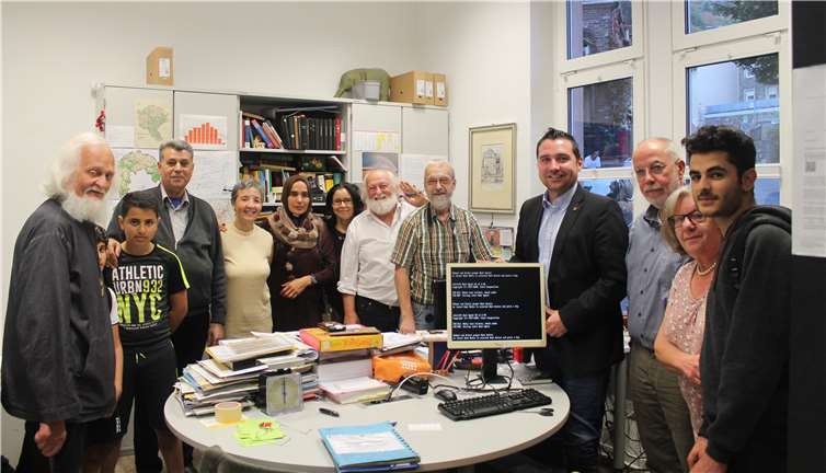 Rüdiger Lancelle (li.), Regina Locker (4.v.li.) Holger Haupt (7.v.li.), Matthias Schnitzler (8.v.li.), Karl Eckhardt (3. v.re.) und Elke Heiss (2.v.re.) freuten sich über den Computer, der von Benedikt Oster, MdL (4.v.re.) an das Integrationscafé in Cochem übergeben wurde. Auch die Cafés in Ulmen und Kaisersesch haben Computer erhalten.privat