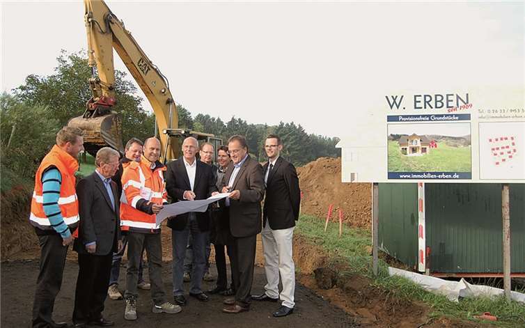 Rüdiger Lühl (2. v. rechts) und Walter Erben (Mitte, mit Bürgermeister Bernd Weidenbach) investieren in das Neubaugebiet „Im Hasenberg). Der Erste Spatenstich ist erfolgt.FA