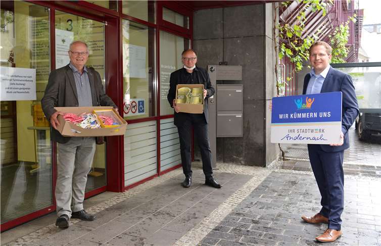 Rüdiger Schäfer (Ehrenamtsbeauftragter der Stadt Andernach), Oberbürgermeister Achim Hütten und Stadtwerke Geschäftsführer Lars Hörnig freuen sich gemeinsam über die Unterstützung bei der Maskenherstellung und bedanken sich bei den ehrenamtlich Aktiven.Foto: Meta Welling