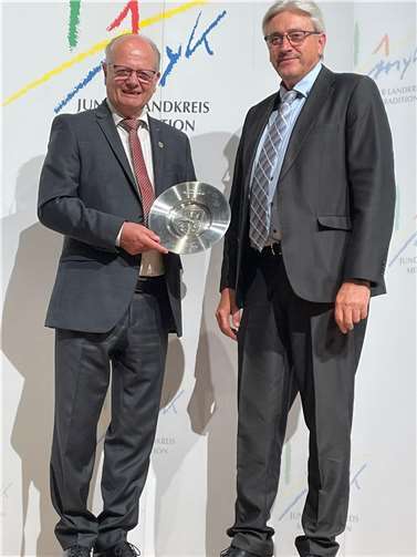 Rüdiger Schäfer erhielt den kleinen Wappenteller des Landkreises für sein Engagement.Foto: privat