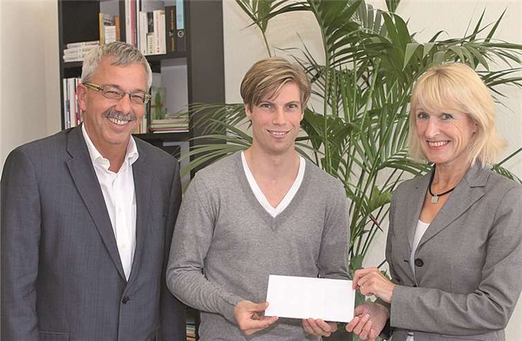 Rüdiger Sonntag, Leiter des Sport- und Bäderamtes und Bürgermeisterin Marie-Theres Hammes-Rosenstein gratulieren Peter Joppich.privat