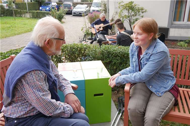 Rüdiger Vietor und Ronja Wagner kamén auf den neuen Verzällbänken des Projekts „Generationen im Gespräch – Wir müssen reden!“ in eine intensive Diskussion.