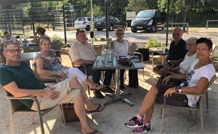 Rüdiger und Bettina Böhm (v.li.n.re. - Betreiber AdventureGolf), Eike Kurz (SPD-OV Ehrenbreitstein), Marion Lipinski-Naumann (SPD-Fraktionsvorsitzende), Fritz Naumann (SPD-Ratsmitglied), Anita Weis (SPD-Ratsmitglied) und Ines Lindemann-Günther (SPD-OV Niederberg). privat