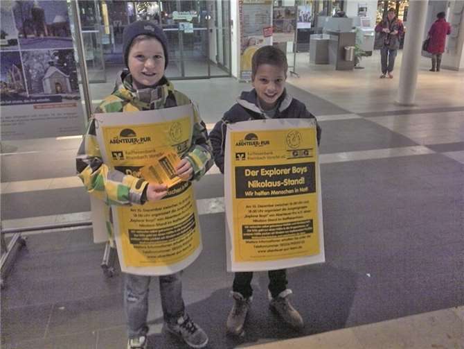 Rühren die Werbetrommel für ihr Charity-Projekt: Die Explorer Boys wollen den Erlös der Waffelaktion für Geschenke für Asylbewerber verwenden. privat