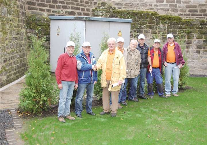 Rüstige Senioren legten sich für die Pfarrkirche und den Garten in Wehr ins Zeug.privat