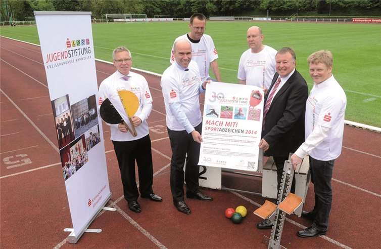 Rufen gemeinsam zum Sportabzeichen-Wettbewerb 2014 auf: Landrat Dr. Jürgen Pföhler (2. v. r.), Kuratoriumsvorsitzender der KSKJugendstiftung, Guido Mombauer (2. v. l.) und Achim Gemein (l.), Vorstand der KSK-Jugendstiftung, zusammen mit Martin Weinitsche (r.), Geschäftsführer der Geschäftsstelle des Sportbund Rheinland sowie Jakob Renn (3. v. r.) und Michael Jahr (3. v. l.) vom TuS Ahrweiler. KSK Ahrweiler