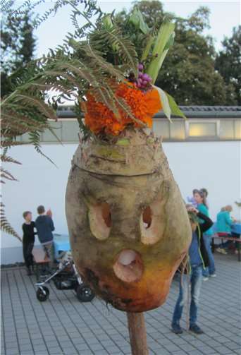 Rummele gestalten – ein altes Westerwälder Brauchtum.