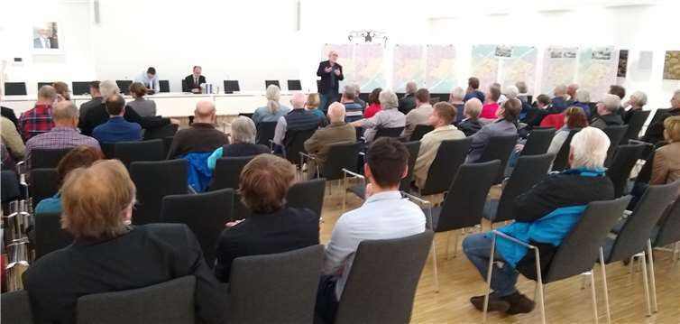 Rund 100 Bürger folgten der Einladung in den Ratssaal.Foto: privat