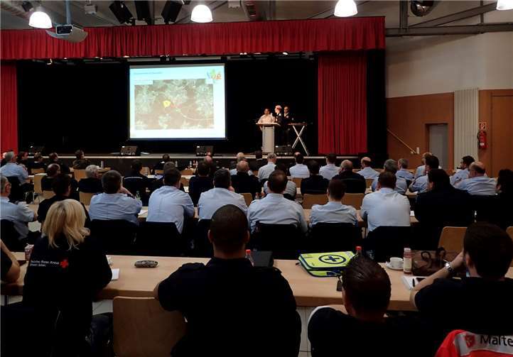 Rund 100 Führungskräfte von Feuerwehr und Hilfsorganisationen trafen sich in Neustadt (Wied) zur Fortbildung.