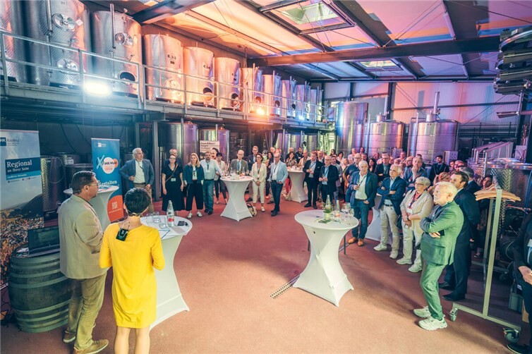 Rund 100 Gäste beim fünften IHK-Wirtschaftsforum „Unter uns“ im Weingut Sermann in Altenahr.
