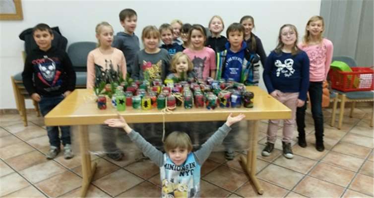 Rund 100 Gläser verschönerten die Bad Breisiger Kommunionkinder, um sie vor Weihnachten zu verschenken.  privat