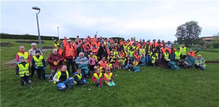 Rund 100 Helferinnen und Helfer waren dem Aufruf zur Aufräumaktion gefolgt. Foto: Reiner Bermel