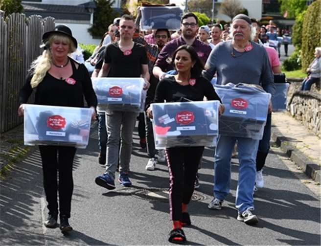 Rund 100 Kanidaten kämpfen in der ProSieben-Show um den Sieg. Foto: ProSieben / Willi Weber