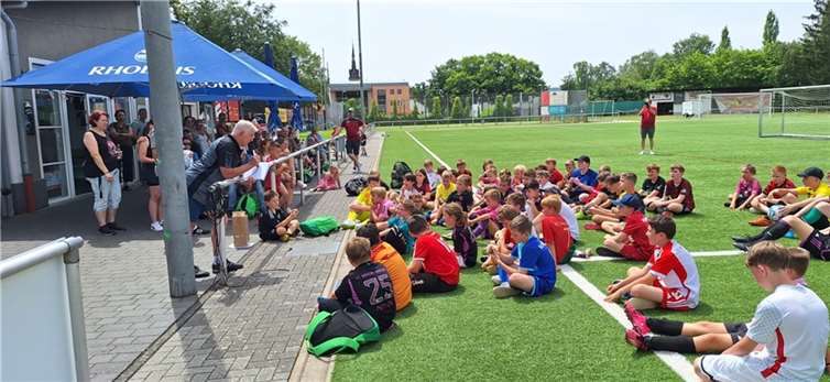 Rund 100 Kinder waren ins „Junglas-Baumaschinen-Stadion“ nach Mendig gekommen.  Foto: privat