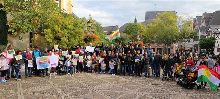 Rund 100 Menschen demonstrierten friedlich auf dem Marktplatz von Ahrweiler gegen den türkischen Einmarsch in Nordsyrien. Foto: privat