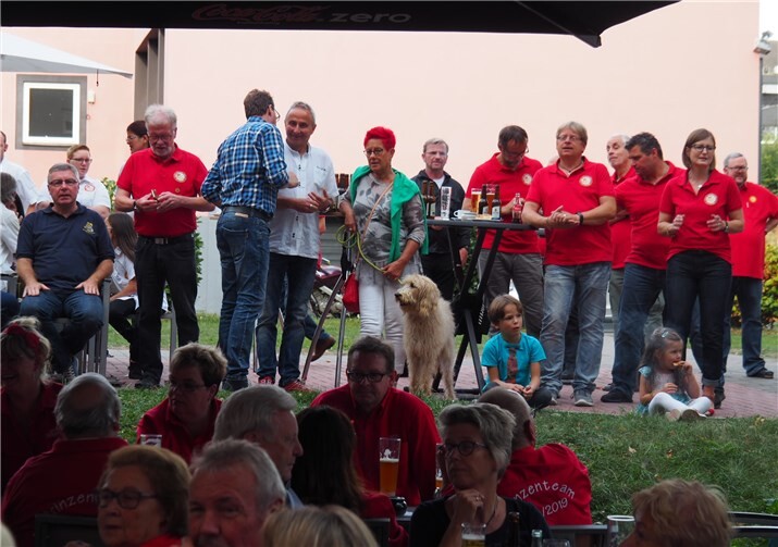 Rund 100 Mitglieder und Freunde der Funken feierten ausgelassen im Food Hotel. privat