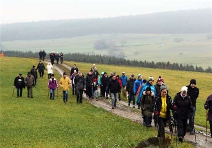 Rund 100 Wanderer machten sich auf die von den Wanderführern Heinz Werthessen und Heinz Löhr vorbereiteten Strecken.