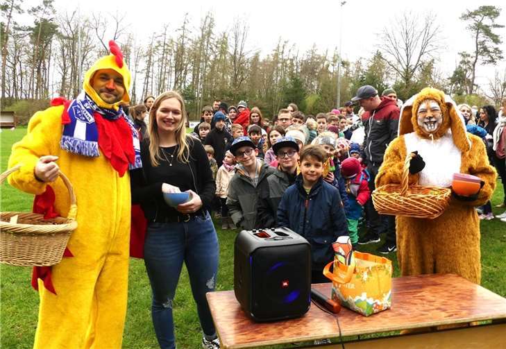 Rund 100 begeisterte Kinder gingen in Begleitung vom Osterhasen und seinem Osterhuhn wieder auf die beliebte Osternestsuche. Foto: TE
