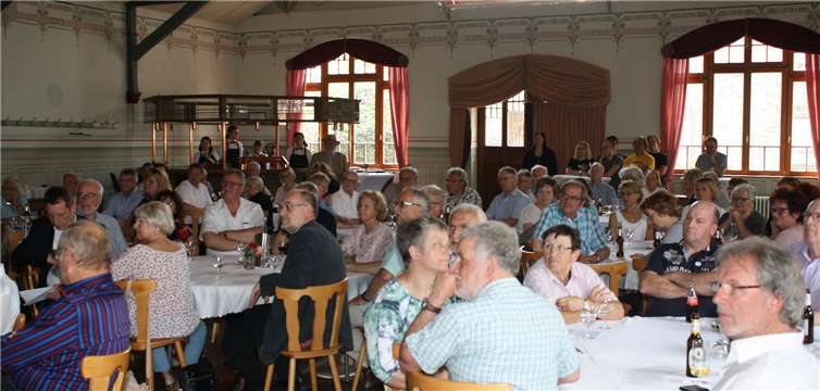 Rund 100 geladene Gäste hatten sich im Historischen Saal von Mertloch eingefunden, um hier gemeinsam einer Dankeschön-Feier der Verbandsgemeinde beizuwohnen.  TE
