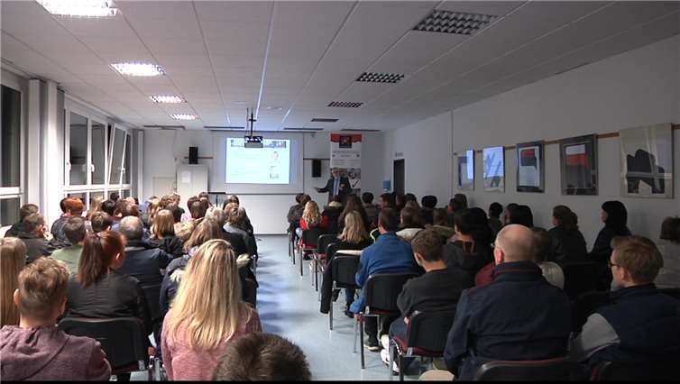 Rund 100 interessierte Eltern und Jugendliche folgten der Einladung.