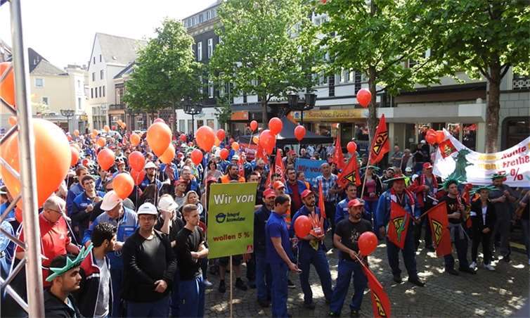 Rund 1.000 Arbeitnehmer hatten sich zur Demonstration auf dem Andernacher Marktplatz versammelt. WAMFO.DE