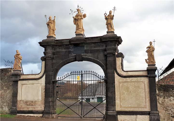 Rund 100.000 Euro hat sich die Stiftung Rommersdorf die Restauration des Engelstores und die Installation der 5 Engel kosten lassen.FF