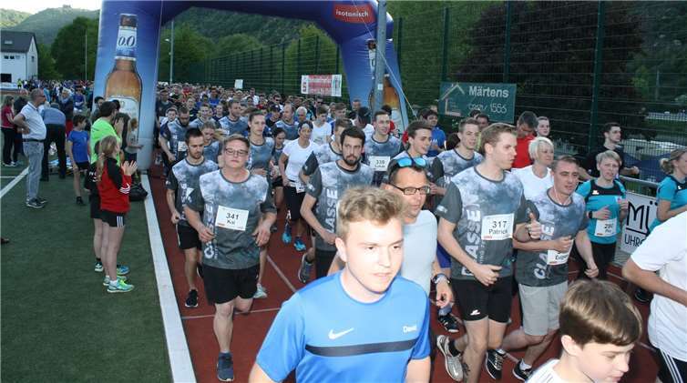 Rund 1100 Teilnehmer gingen beim abschließenden Firmenlauf über die 5000-Meter-Strecke quer durch Cochem an den Start. te