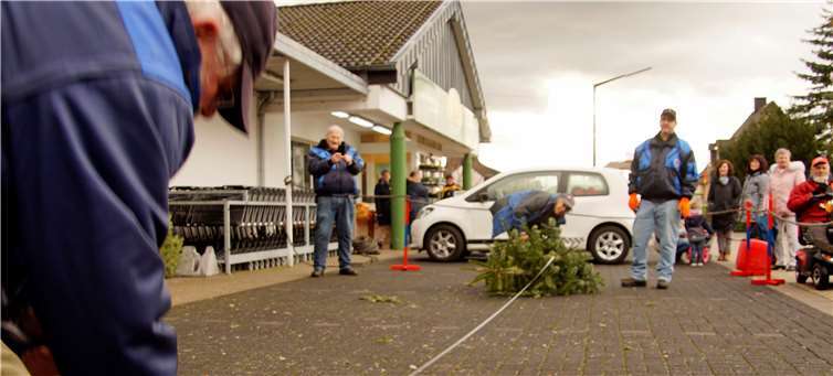 Rund 120 Mal zogen die Traktorfreunde das Maßband aus, um zu messen, wie weit die Christbäume geworfen wurden.