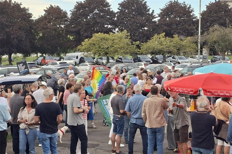 Rund 120 Menschen folgten nach Angaben der Veranstalter dem kurzfristigen Aufruf zur Kundgebung für Demokratie und Menschenrechte in Bad Hönningen.