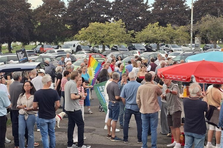 Rund 120 Menschen folgten nach Angaben der Veranstalter dem kurzfristigen Aufruf zur Kundgebung für Demokratie und Menschenrechte in Bad Hönningen.