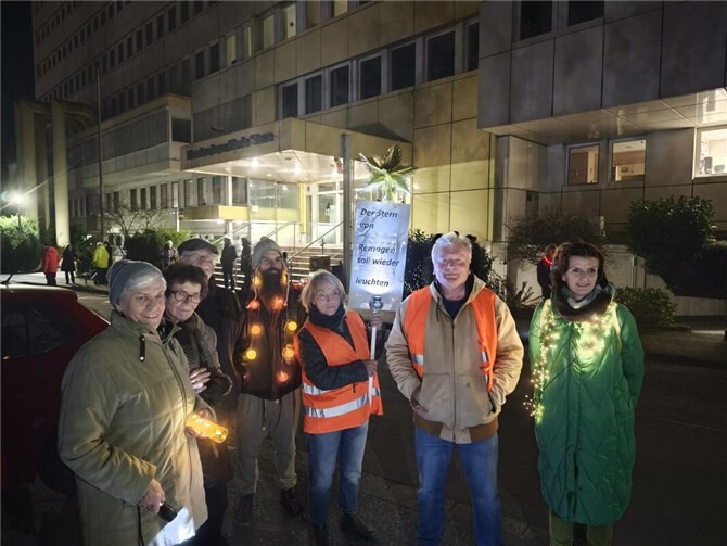 Rund 120 Menschen schlossen sich der Lichterdemonstration vom Krankenhaus zum Rathaus an.Foto: DU