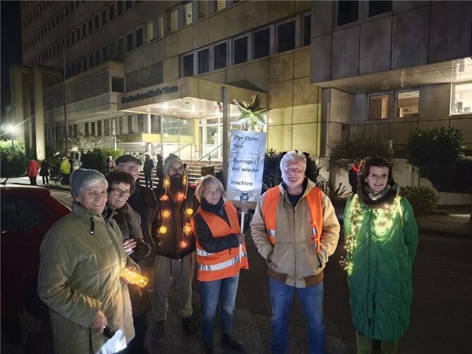 Rund 120 Menschen schlossen sich der Lichterdemonstration vom Krankenhaus zum Rathaus an.  Foto: DU