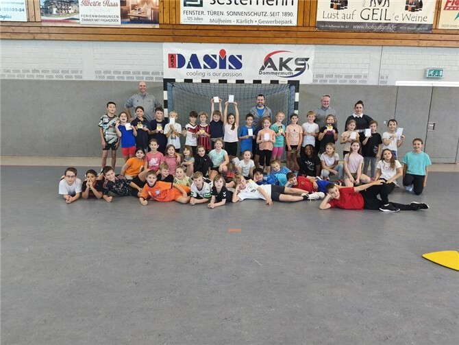 Rund 120 aufgeregte Schülerinnen und Schüler hatten die Gelegenheit, den ganzen Tag über unter der Anleitung erfahrener Handballer des SV Urmitz in die spannende Welt des Handballs einzutauchen. Fotos: privat