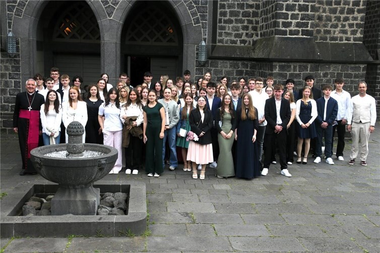 Rund 120 junge Menschen empfingen im Pastoralen Raum Mayen das Sakrament der Firmung durch den emeritierten Trierer Weihbischof Franz Josef Gebert.
