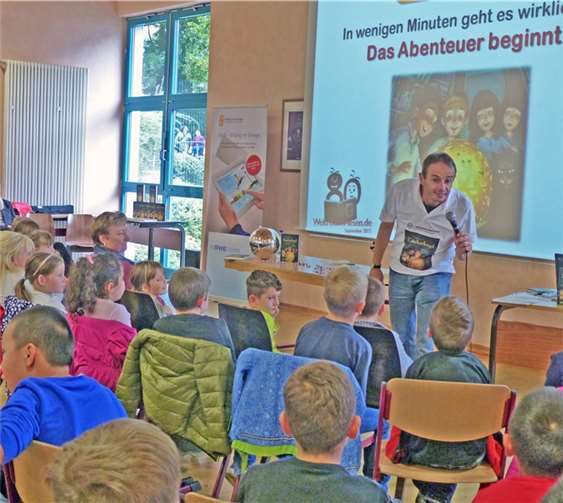 Rund 120 lesebegeisterte Kinder sind kürzlich auf Einladung der RWE-Bildungsinitiative „3malE – Bildung mit Energie“ in das Schlossbergforum in der Schlossstraße in Cochem gekommen, um Teil eines Weltrekordversuchs zu sein.privat